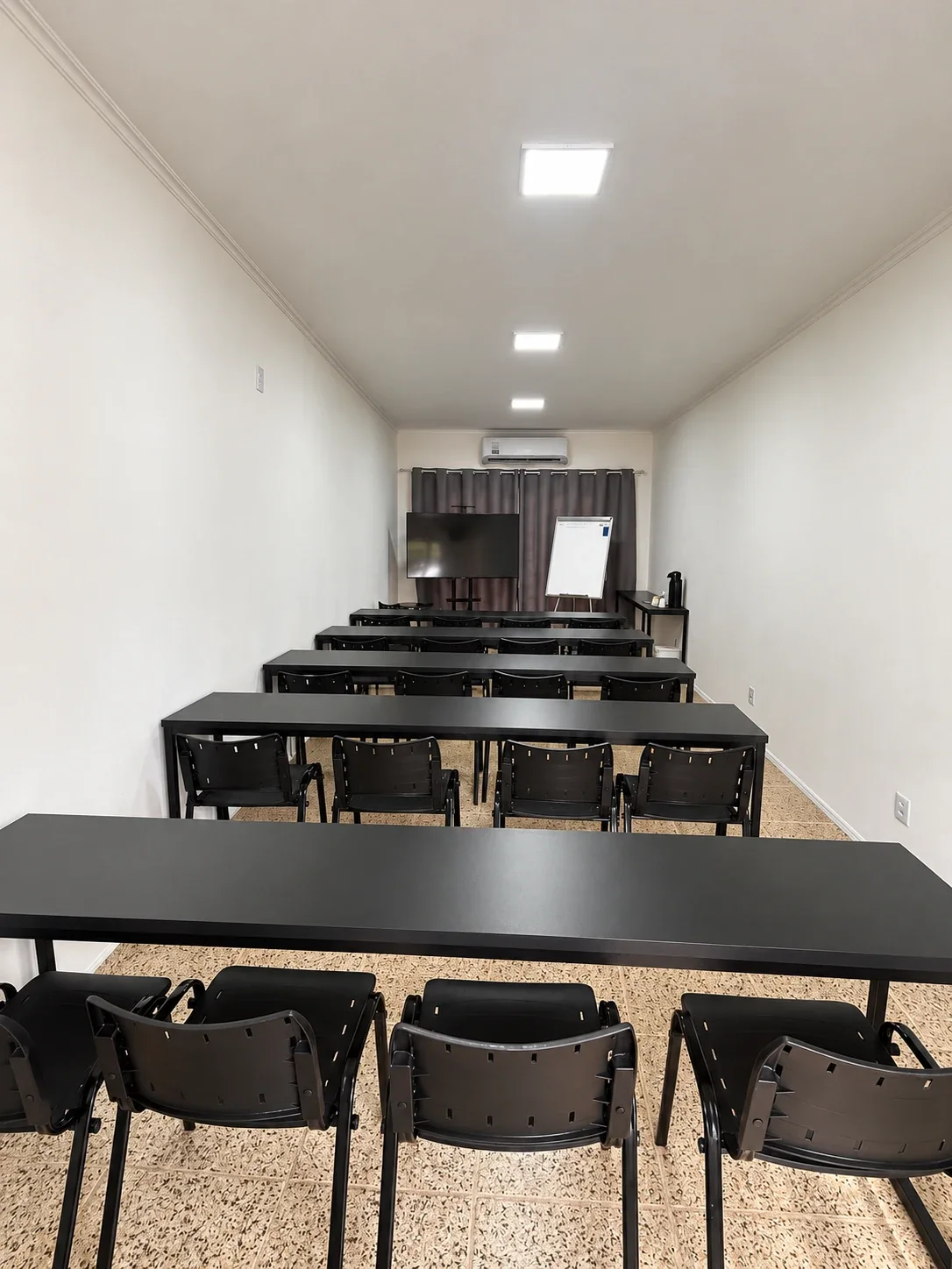 Sala 7 da Unidade 2 com mesas em fileiras para treinamento